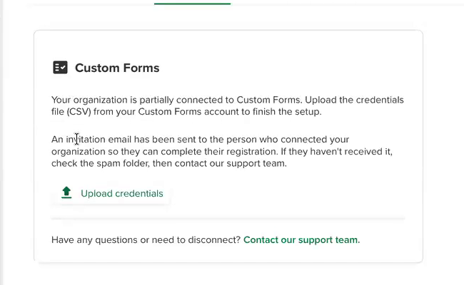 La tarjeta Custom Forms indica que la organización está parcialmente conectada y muestra el enlace Upload credentials.